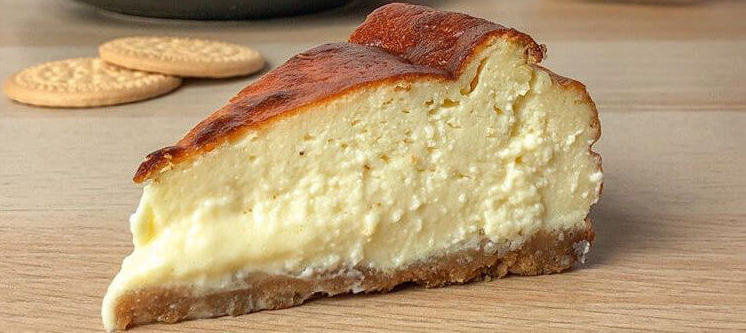 Tarta de queso al horno cremosa con base de galletas - PequeRecetas